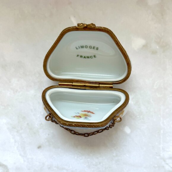 Vintage Limoges Porcelain Purse Box: Hand-Painted Floral, Chain & Bow Clasp - Picture 4 of 4